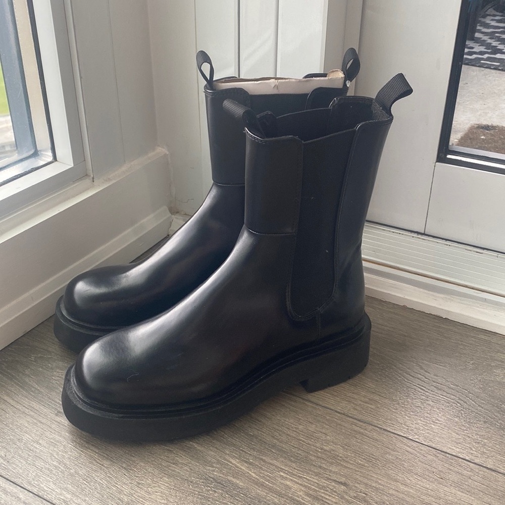 Brand NEW! HM boots. SIZE 10